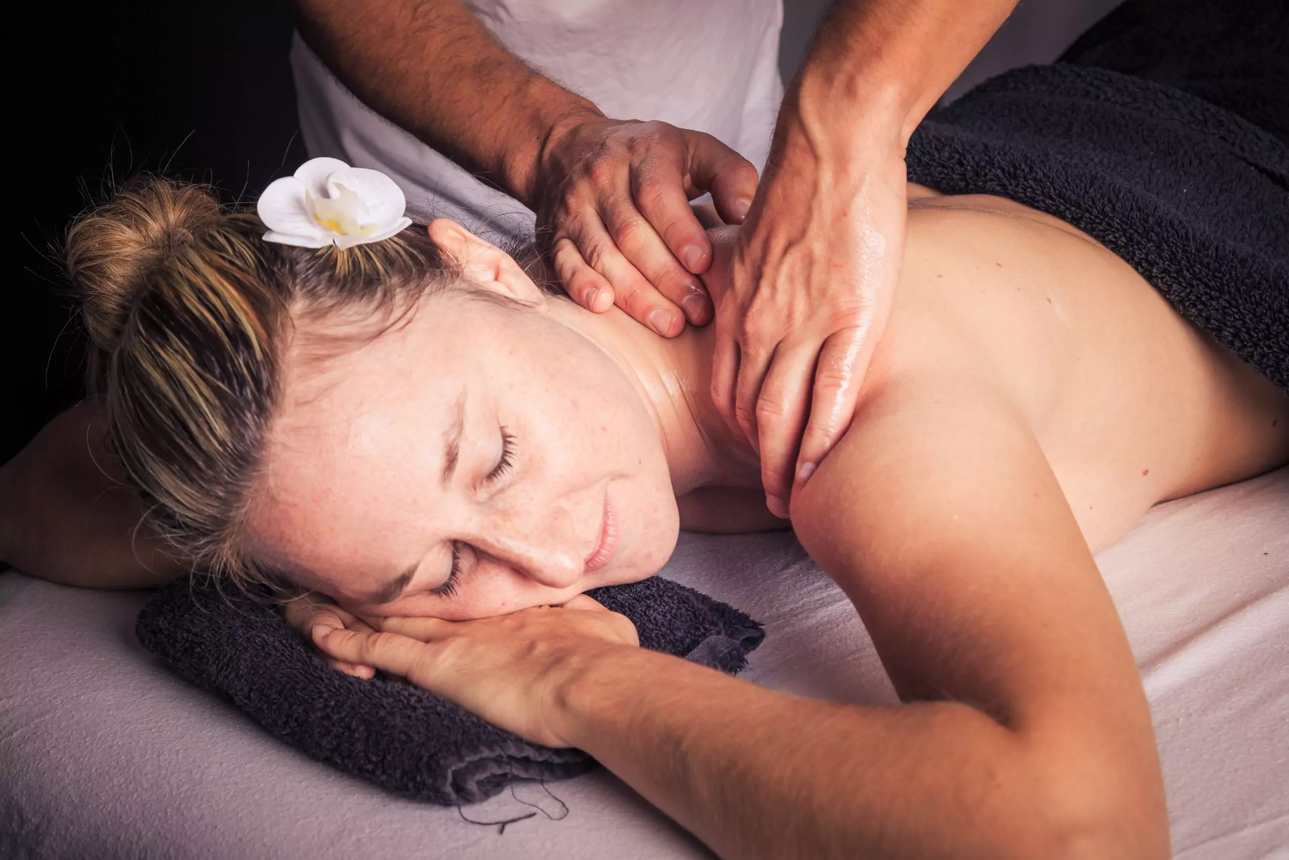 Frau erhält eine wohltuende Wellnessmassage von Mobile Wellnessmassage Mathias Wioncek